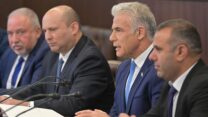 ישיבת הממשלה: שלום שלמה מזכיר הממשלה (מימין), יאיר לפיד ראש הממשלה, נפתלי בנט ראש הממשלה החליפי ואביגדור ליברמן שר האוצר (צילום: קובי גדעון/לע"מ)
