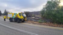 משאית כיבוי על כביש 98, לאחר כיבוי שריפות בדרום רמת הגולן (צילום: אלי חפוטה, יערן קק"ל ברמת הגולן)
