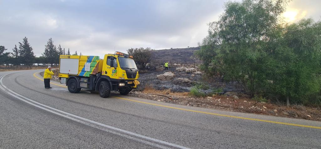 משאית כיבוי על כביש 98, לאחר כיבוי שריפות בדרום רמת הגולן (צילום: אלי חפוטה, יערן קק"ל ברמת הגולן)