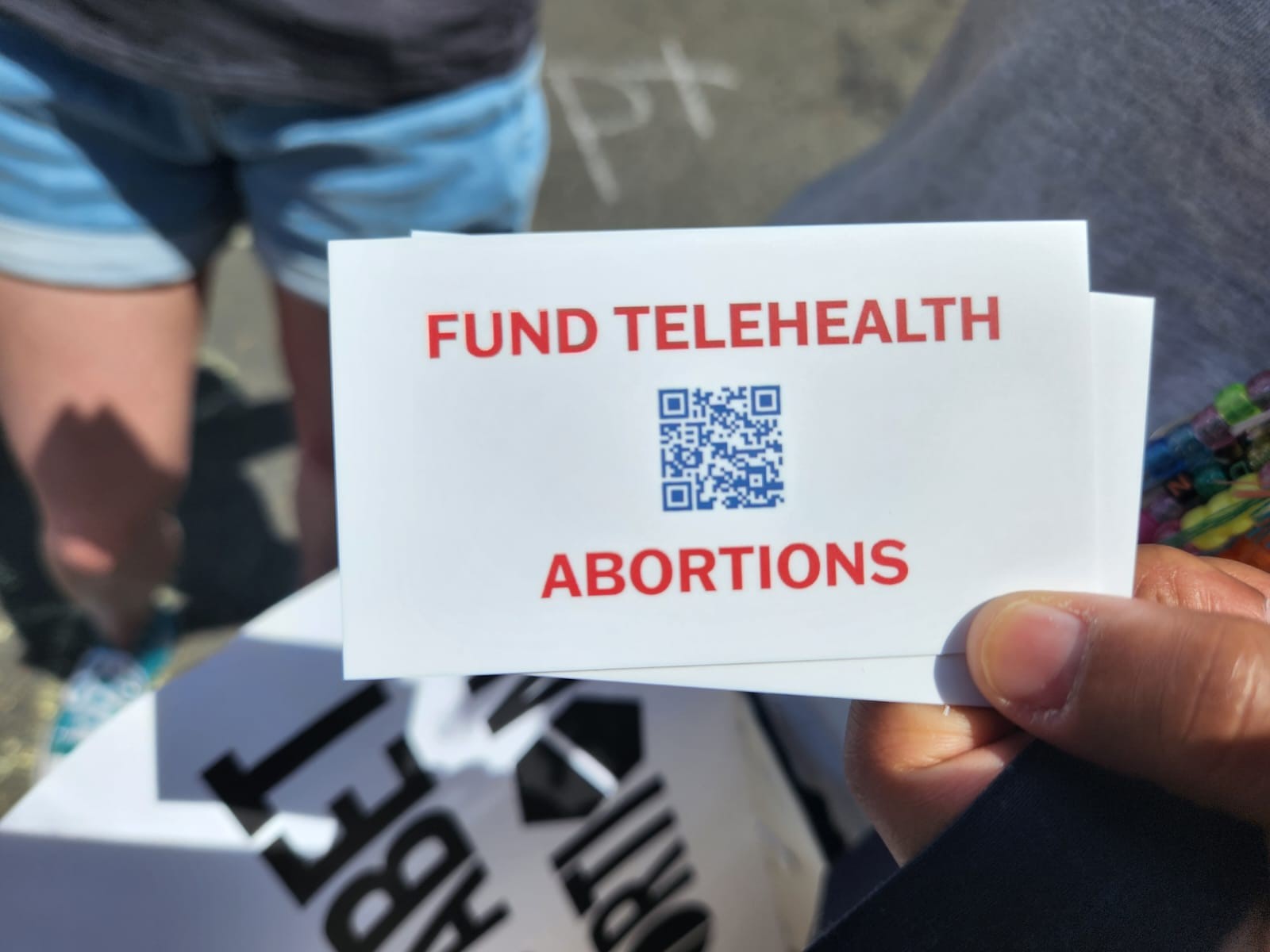 כרטיסי מידע ותמיכה בהפסקת הריון של ארגון 'צעקו את הפסקת הריונכן' (צילום: דפנה איזברוך)