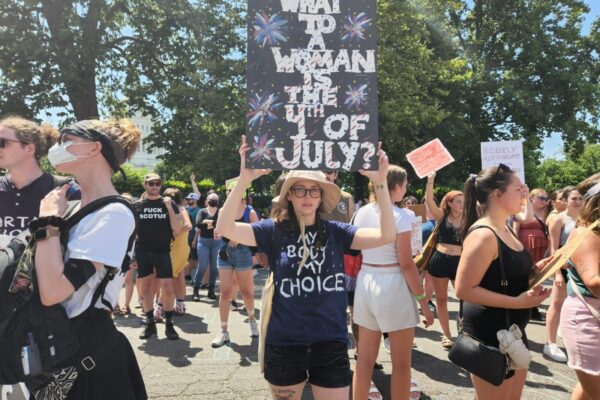 אנג'י, מפגינה מול בית המשפט העליון בארה"ב במחאה על ביטול הזכות החוקתית להפסקת הריון (צילום: דפנה איזברוך)