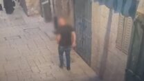 חשוד בנסיון פיגוע בעיר העתיקה, כפי שצולם במצלמות אבטחה (צילום: משטרת ישראל)