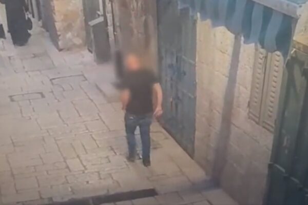 חשוד בנסיון פיגוע בעיר העתיקה, כפי שצולם במצלמות אבטחה (צילום: משטרת ישראל)