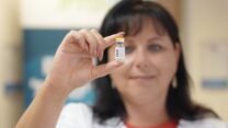 אחות בשירותי בריאות כללית עם בקבוקון חיסון לאבעבועות הקוף (צילום: גרוגרי באדו)