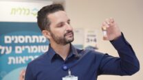 ד"ר רועי צוקר, מומחה למחלות זיהומיות ומנהל תחום רפואת להט"ב בכללית, עם בקבוקון חיסון לאבעבועות הקוף (צילום: גרוגרי באדו)