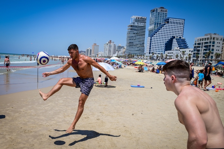 חוף בתל אביב (צילום: אבשלום ששוני / פלאש 90)