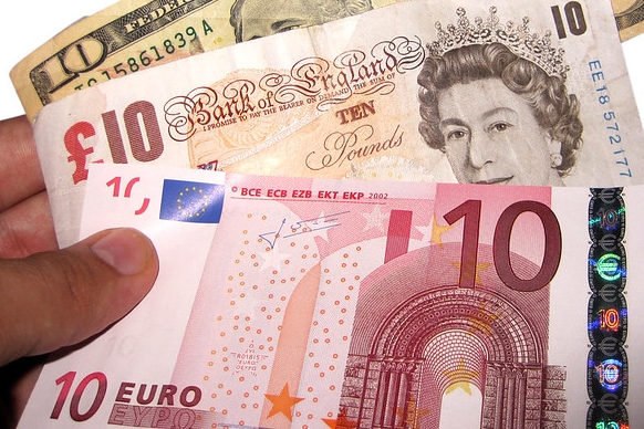 שטרות של דולר ואירו (צילום: Images Money, flickr)
