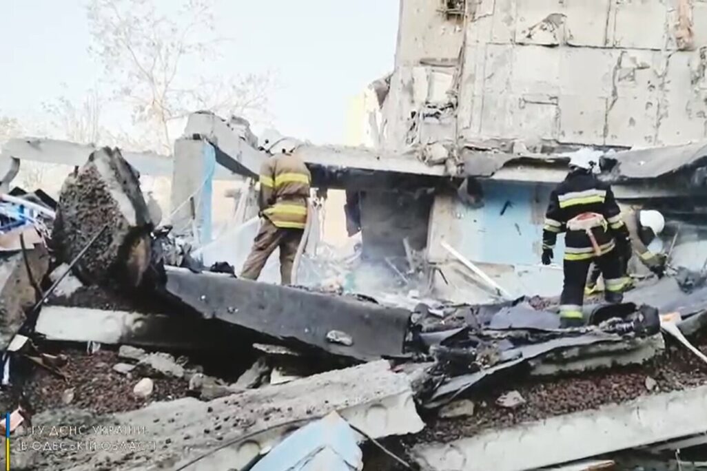 שירותי החירום האוקראיניים מחפשים נפגעים כתוצאה מהפגזת הבניין באקרמן (צילום: שירותי החירום האוקראיניים)