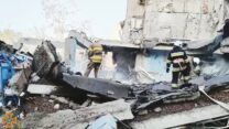 שירותי החירום האוקראיניים מחפשים נפגעים כתוצאה מהפגזת הבניין באקרמן (צילום: שירותי החירום האוקראיניים)