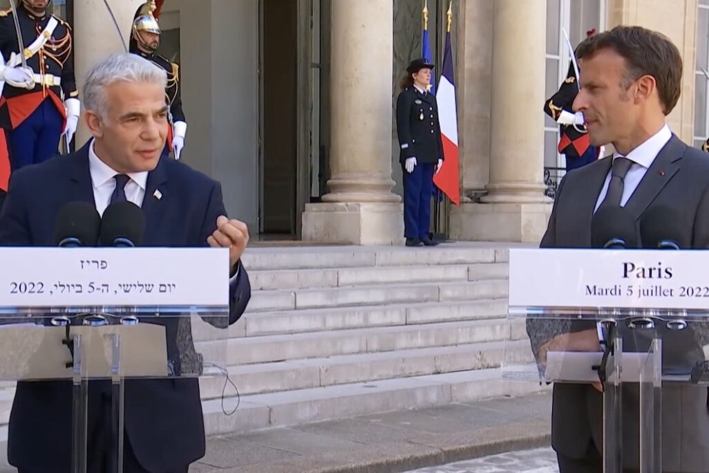 ראש הממשלה יאיר לפיד ונשיא צרפת עמנואל מקרון במהלך ביקור לפיד בארמון האליזה (צילום: שידור חי, צילום מסך)