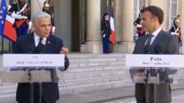 ראש הממשלה יאיר לפיד ונשיא צרפת עמנואל מקרון במהלך ביקור לפיד בארמון האליזה (צילום: שידור חי, צילום מסך)
