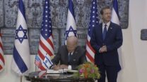 נשיא ארה״ב ג׳ו ביידן חותם בספר המבקרים של משכן נשיא המדינה, לפני פגישתו עם יצחק הרצוג (צילום: דוברות בית הנשיא)