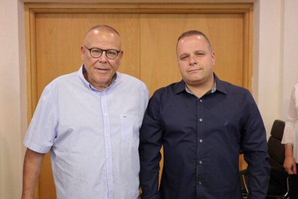 יו"ר ההסתדרות ארנון בר-דוד (משמאל) וראש עיריית אשקלון תומר גלאם (צילום: אלדד עובדיה)