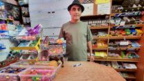 שלום בן ישעיה מהמרכז המסחרי בקריית יובל (צילום: דוד טברסקי)