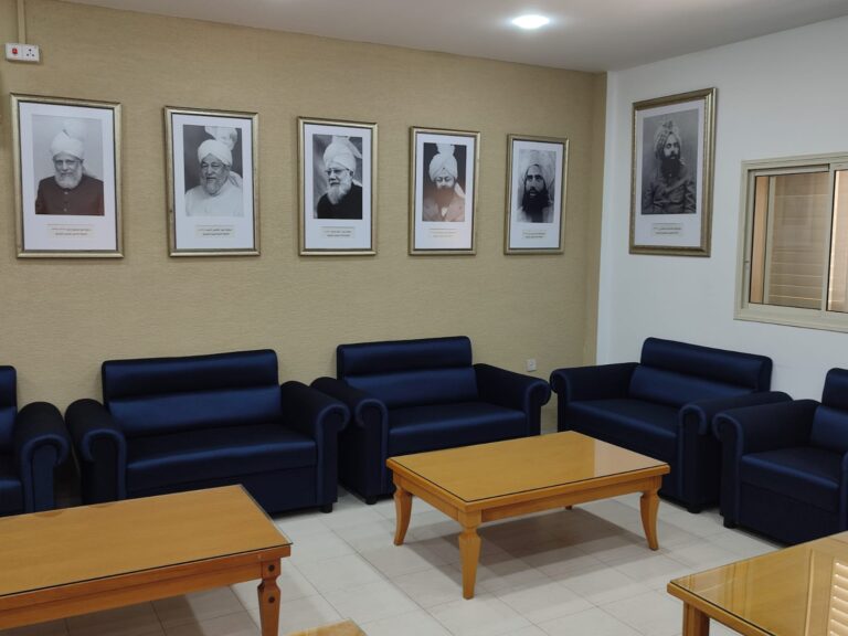 משרדו של שריף עודה. על הקיר תלויות תמונות של מנהיגי העדה לדורותיהם (צילום: יניב שרון)
