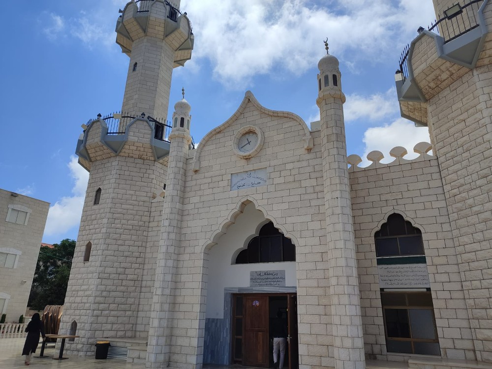 مسجد سيدنا محمود وسط حي الكبابير في حيفا. يعيش الآن في إسرائيل بضعة آلاف من أبناء الطائفة الأحمدية (تصوير: ينيف شارون)