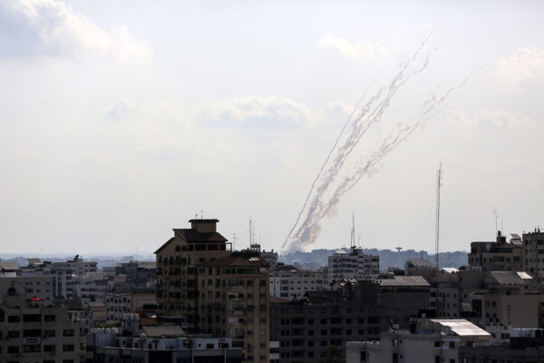 רקטות פלסטיניות שנורו מהעיר עזה לעבר ישראל (צילום ארכיון: Majdi Fathi/NurPhoto)