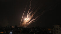 רקטות נורות מרצועת עזה לעבר ישראל (צילום: Majdi Fathi/NurPhoto)