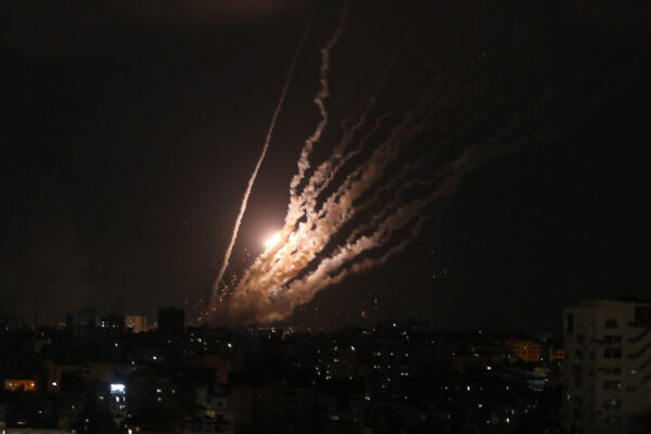 רקטות נורות מרצועת עזה לעבר ישראל (צילום: Majdi Fathi/NurPhoto)