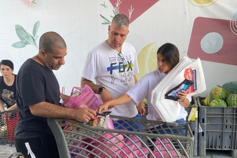 צוותי שטח של ההסתדרות בפעילות הסברה של המאבק ביוקר המחיה במרכזי קניות (צילום: דוברות ההסתדרות ודוברות הנוער העובד והלומד)