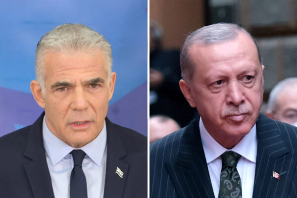 ראש הממשלה יאיר לפיד (משמאל) ונשיא טורקיה רג'פ טאיפ ארדואן (צילומים: AP Photo/Kemal Softic, עמוס בן גרשום/לעמ)