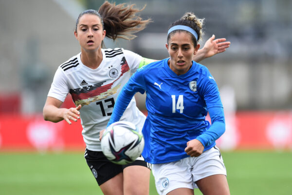מריאן עווד במדי נבחרת ישראל מול שרה דבריץ מנבחרת גרמניה (צילום: imago images/Fotografie73 via Reuters Connect)