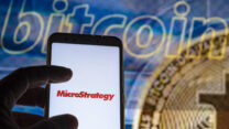 חברת MicroStrategy ומטבע ביטקוין (צילום אילוסטרציה: Paco Freire / SOPA Images/Sipa USA)