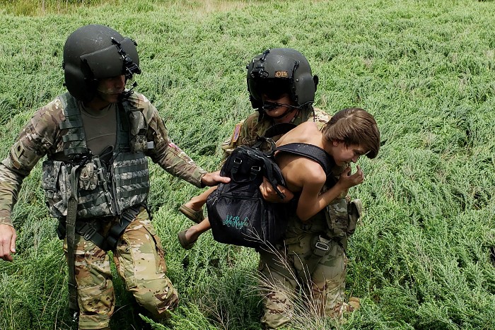 חילוץ של ילדה מהשיטפון (צילום: U.S. Army National Guard/Handout via REUTERS)