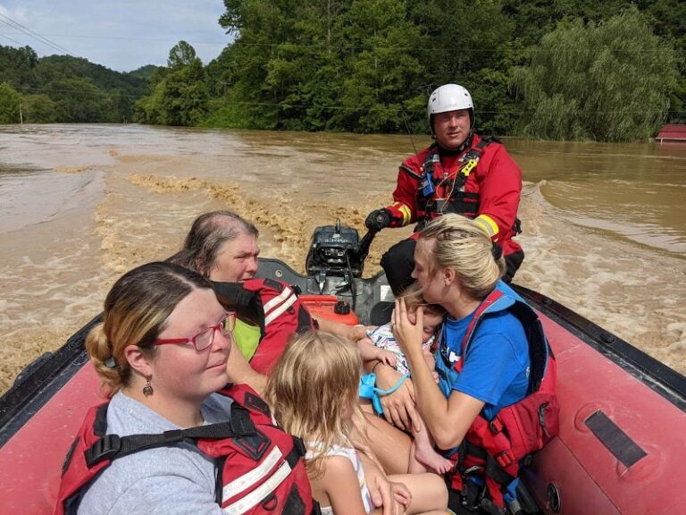 משפחה על סירת הצלה (צילום: Wolfe County Search &amp; Rescue Team/Handout via REUTERS)