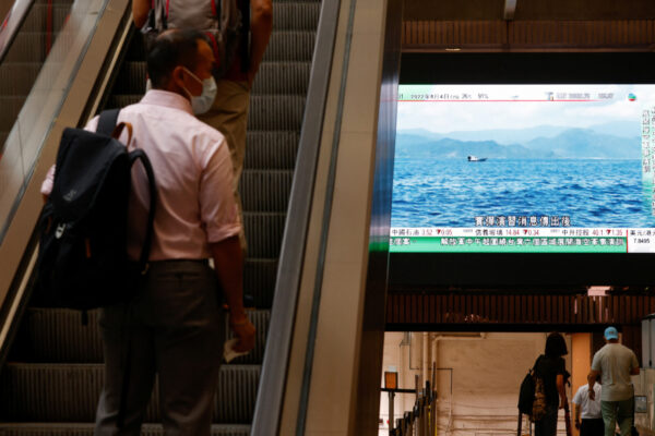 הטלוויזיה הציבורית בהונג קונג משדרת את צילומי התקיפה הסינית (צילום:  REUTERS/Tyrone Siu)