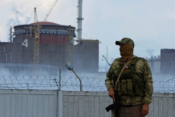 חייל רוסי מחוץ למתקן הגרעיני בזפוריז'יה (צילום: REUTERS/Alexander Ermochenko)