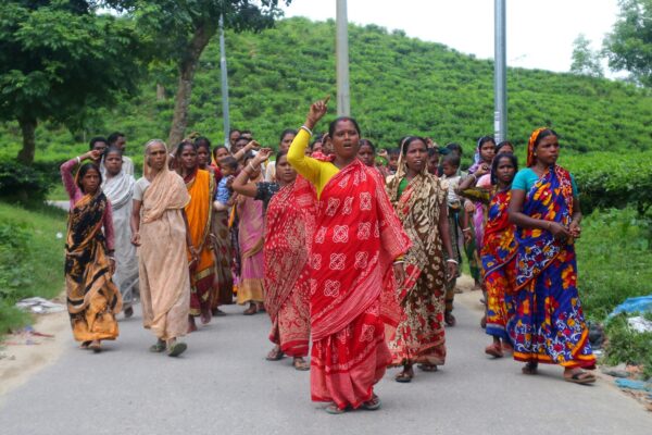 מאבקי עובדים בעולם: פורד מפטרת 3,000 עובדים, עובדי התה בבנגלדש פתחו בשביתה