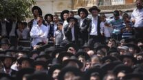 הלוויתו של הרב שלום כהן (צילום: יונתן זינדל/פלאש90)