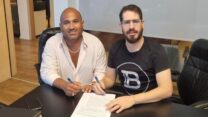 משה חוגג וברק אברמוב חותמים על הסכם העברת הבעלות על בית"ר ירושלים (צילום: בית"ר ירושלים)