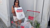 יפה בן נחום מחוץ לשופרסל דיל בטבריה (צילום: ניצן צבי כהן)