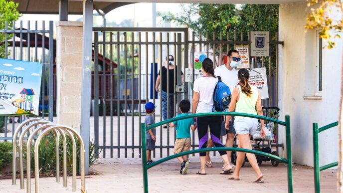 Entrance to a school in Herzliya on the first day of school (photo: Herzliya Municipality Spokesperson)