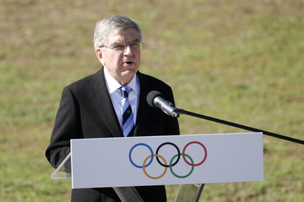 נשיא הוועד האולימפי תומאס באך (צילום AP/Petros Giankouris)