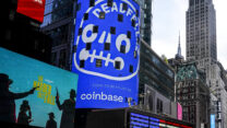 פרסומת לזירת המסחר CoinBase (צילום: AP Photo/Seth Wenig, File)
