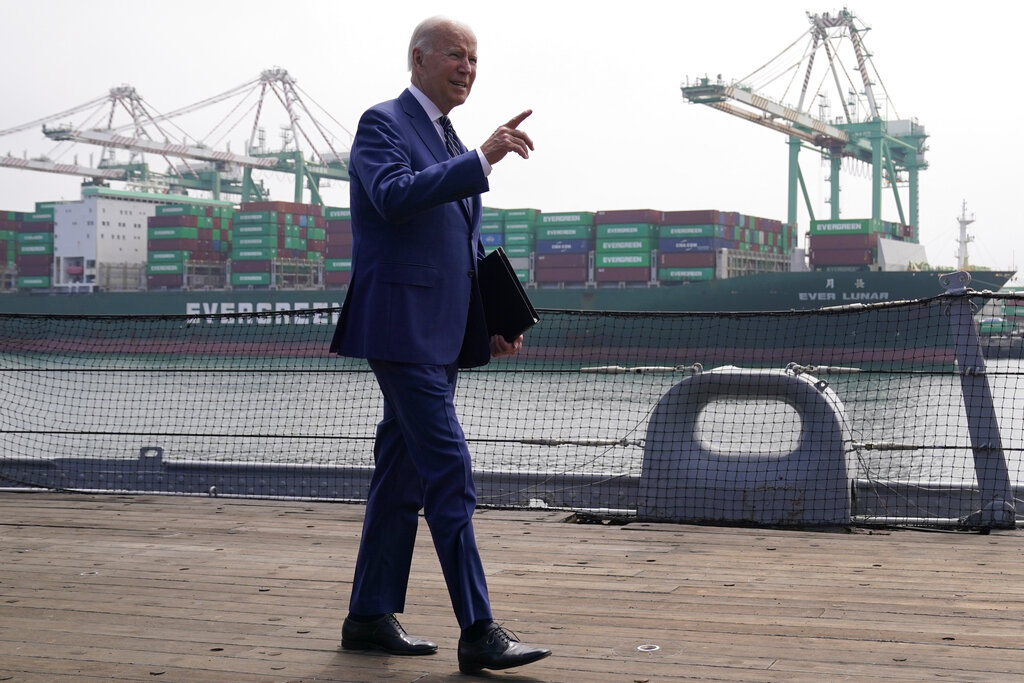 נשיא ארה"ב, ג'ו ביידן, בביקור בנמל לוס אנג'לס בו נשא נאום על עליית המחירים ושרשרת האספקה העולמית (AP Photo/Evan Vucci)