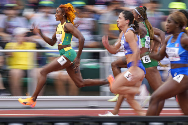 דיאנה ויסמן באליפות העולם באתלטיקה, לצד איליין תומפסון-הרה מג'מייקה (צילום: AP/Charlie Riddle)