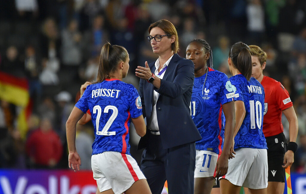 מאמנת נבחרת צרפת קורין דיאק עם חניכותיה לאחר ההפסד בחצי גמר יורו מול גרמניה (צילום: AP Photo/Rui Vieira)