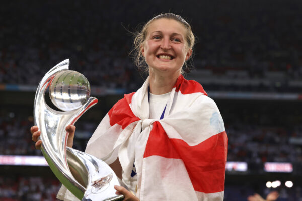 שחקנית נבחרת אנגליה אלן ווייט עם גביע אירופה לאומות (צילום: AP Photo/Leila Coker)