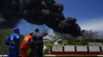 שריפה במתקן הנפט בקובה (צילום: AP Photo/Ramon Espinosa)