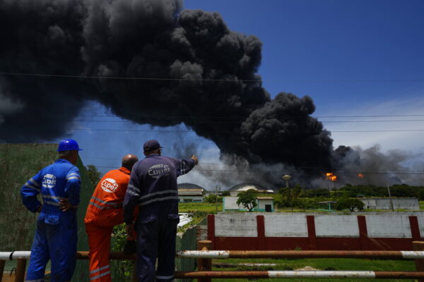 שריפה במתקן הנפט בקובה (צילום: AP Photo/Ramon Espinosa)