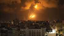 ירי רקטות מעזה לעבר ישראל (צילום: AP Photo/Fatima Shbair)