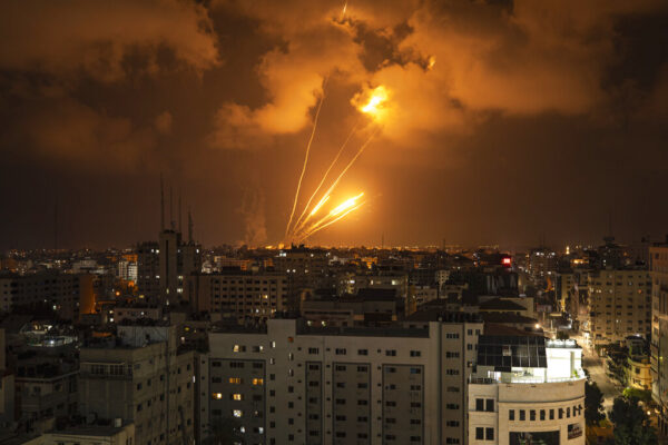 ירי רקטות מעזה לעבר ישראל (צילום: AP Photo/Fatima Shbair)