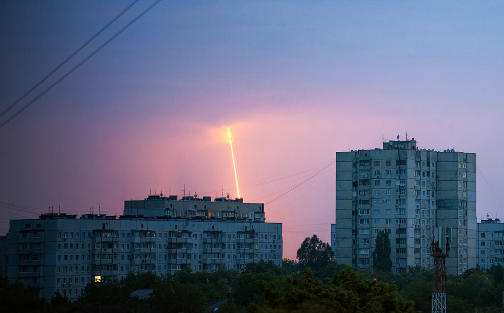טיל רוסי נורה מבלוגרוד לעבר חרקיב  (צילום: AP Photo/Vadim Belikov)