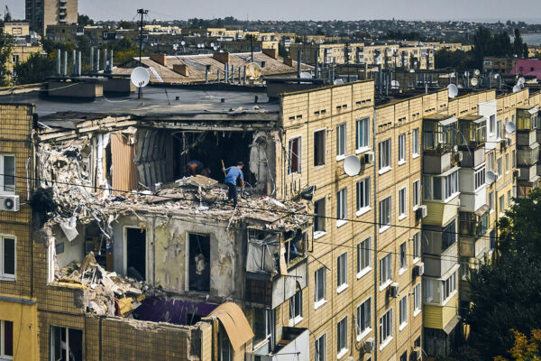 דירה בניקופול לאחר הפצצה (צילום: AP Photo/Kostiantyn Liberov)
