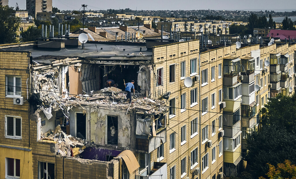 דירה בניקופול לאחר הפצצה (צילום: AP Photo/Kostiantyn Liberov)