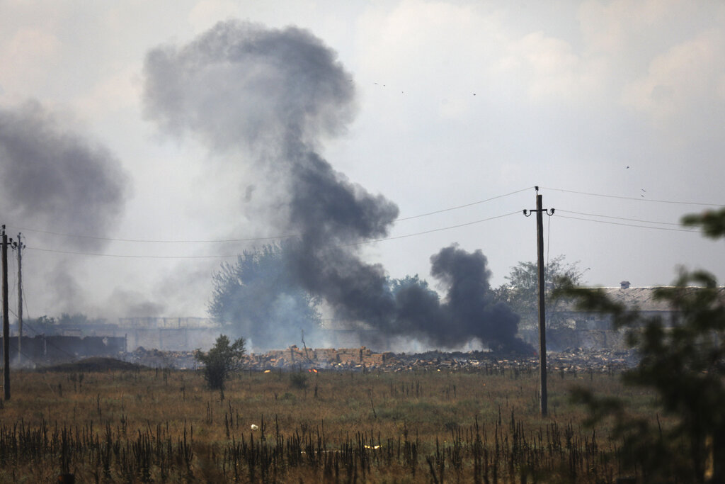 עשן עולה מעל מקום הפיצוץ במחסן תחמושת צבאי רוסי בחצי האי קרים (צילום AP)